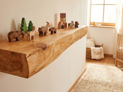 Zirbenholzregal im hellen Kinderzimmer mit kleinen Holzspielzeugen
